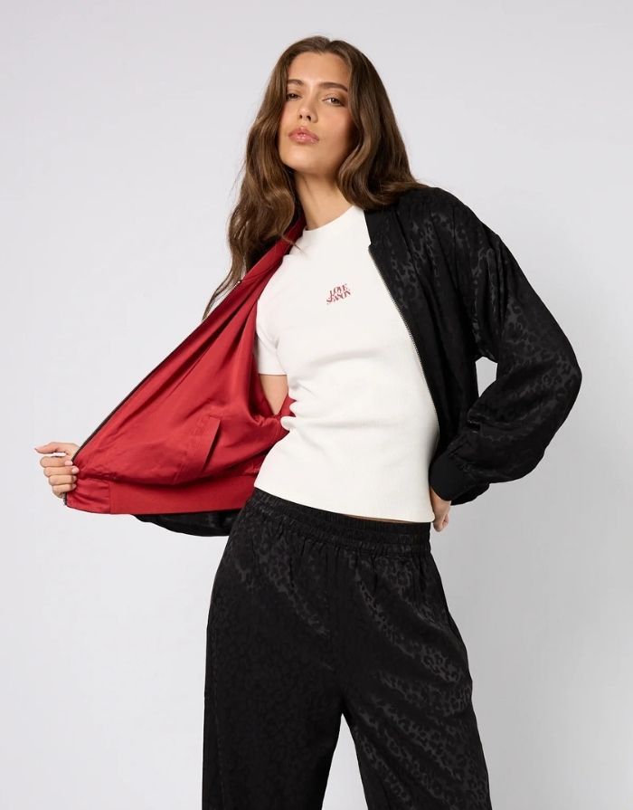 OH APRIL Wendebomberjacke Elin Leo Black/Maroon – reversible Jacke in Leo und Maroon, entspannte Passform aus Viskose.