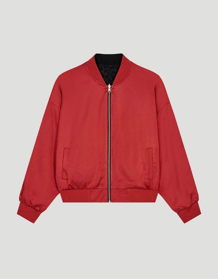 OH APRIL Wendebomberjacke Elin Leo Black/Maroon – reversible Jacke in Leo und Maroon, entspannte Passform aus Viskose.