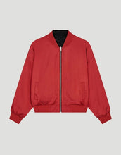 Laden Sie das Bild in den Galerie-Viewer, OH APRIL Wendebomberjacke Elin Leo Black/Maroon – reversible Jacke in Leo und Maroon, entspannte Passform aus Viskose.
