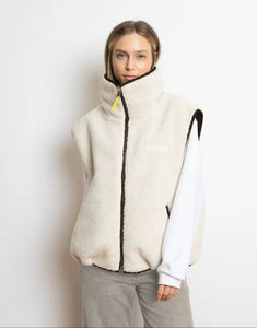 Reversible Bomber Weste von Vivi Mari in Chocolate Sand  tragbar mit glattem Nylon oder weichem Fleece außen, oversized geschnitten mit Reißverschluss und Taschen, ideal für Layering und urbane Looks.