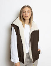 Laden Sie das Bild in den Galerie-Viewer, Reversible Bomber Weste von Vivi Mari in Chocolate Sand  tragbar mit glattem Nylon oder weichem Fleece außen, oversized geschnitten mit Reißverschluss und Taschen, ideal für Layering und urbane Looks.
