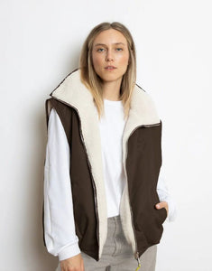 Reversible Bomber Weste von Vivi Mari in Chocolate Sand  tragbar mit glattem Nylon oder weichem Fleece außen, oversized geschnitten mit Reißverschluss und Taschen, ideal für Layering und urbane Looks.