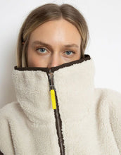 Laden Sie das Bild in den Galerie-Viewer, Reversible Bomber Weste von Vivi Mari in Chocolate Sand  tragbar mit glattem Nylon oder weichem Fleece außen, oversized geschnitten mit Reißverschluss und Taschen, ideal für Layering und urbane Looks.
