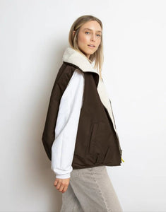 Reversible Bomber Weste von Vivi Mari in Chocolate Sand  tragbar mit glattem Nylon oder weichem Fleece außen, oversized geschnitten mit Reißverschluss und Taschen, ideal für Layering und urbane Looks.