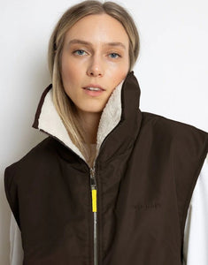 Reversible Bomber Weste von Vivi Mari in Chocolate Sand  tragbar mit glattem Nylon oder weichem Fleece außen, oversized geschnitten mit Reißverschluss und Taschen, ideal für Layering und urbane Looks.