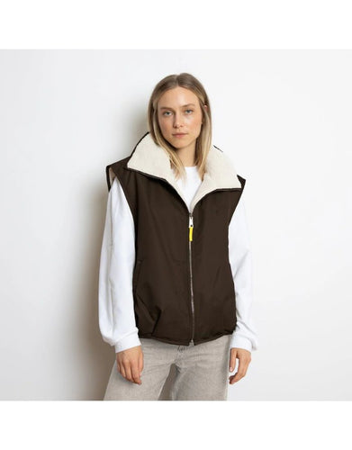 Reversible Bomber Weste von Vivi Mari in Chocolate Sand  tragbar mit glattem Nylon oder weichem Fleece außen, oversized geschnitten mit Reißverschluss und Taschen, ideal für Layering und urbane Looks.