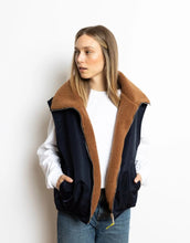 Laden Sie das Bild in den Galerie-Viewer, Reversible Bomber Weste von Vivi Mari in Navy und Karamell, tragbar mit glattem Nylon oder weichem Fleece außen, oversized geschnitten mit Reißverschluss und Taschen, ideal für Layering und urbane Looks.
