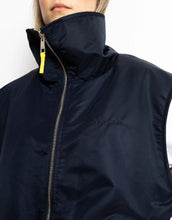 Laden Sie das Bild in den Galerie-Viewer, Reversible Bomber Weste von Vivi Mari in Navy und Karamell, tragbar mit glattem Nylon oder weichem Fleece außen, oversized geschnitten mit Reißverschluss und Taschen, ideal für Layering und urbane Looks.
