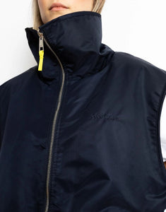 Reversible Bomber Weste von Vivi Mari in Navy und Karamell, tragbar mit glattem Nylon oder weichem Fleece außen, oversized geschnitten mit Reißverschluss und Taschen, ideal für Layering und urbane Looks.