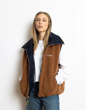 Laden Sie das Bild in den Galerie-Viewer, Reversible Bomber Weste von Vivi Mari in Navy und Karamell, tragbar mit glattem Nylon oder weichem Fleece außen, oversized geschnitten mit Reißverschluss und Taschen, ideal für Layering und urbane Looks.
