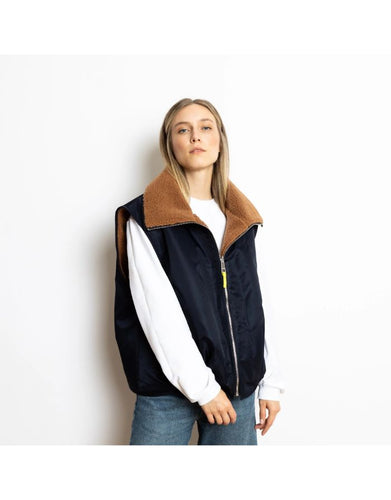 Reversible Bomber Weste von Vivi Mari in Navy und Karamell, tragbar mit glattem Nylon oder weichem Fleece außen, oversized geschnitten mit Reißverschluss und Taschen, ideal für Layering und urbane Looks.