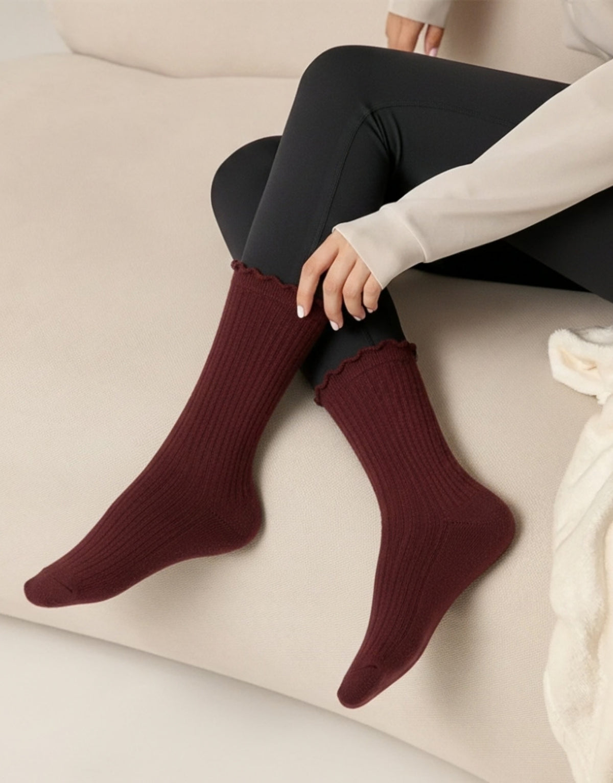 Wollsocken 2er Set von Snocks in den Farben Mauve Wine mit der Farbe Wine am Model