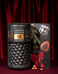  Adventskalender Large von Lakrids by Bülow – exklusiver Lakritz-Adventskalender mit 24 Türchen, neuen Sorten und ikonischem Design.