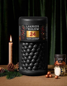  Adventskalender Large von Lakrids by Bülow – exklusiver Lakritz-Adventskalender mit 24 Türchen, neuen Sorten und ikonischem Design.