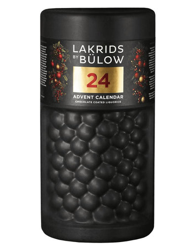  Adventskalender Large von Lakrids by Bülow – exklusiver Lakritz-Adventskalender mit 24 Türchen, neuen Sorten und ikonischem Design.