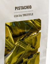 Laden Sie das Bild in den Galerie-Viewer,  Nicolas Vahé Kakao Trüffel Pistazie – cremige Schokoladentrüffel mit feiner Pistaziennote und Mandelbaiser.

