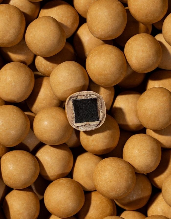 Lakrids by Bülow Ægg Crispy Caramel Lakritz mit Dulce-Schokolade und Meersalz in 115 g Dose.