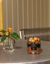 Laden Sie das Bild in den Galerie-Viewer, Lakrids by Bülow Ægg Crispy Caramel Lakritz mit Dulce-Schokolade und Meersalz in 115 g Dose.
