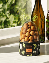 Laden Sie das Bild in den Galerie-Viewer, Lakrids by Bülow Ægg Crispy Caramel Lakritz mit Dulce-Schokolade und Meersalz in Osterei-Verpackung (470 g).
