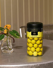 Laden Sie das Bild in den Galerie-Viewer, Lakrids by Bülow Lime Crackle – Lakritz mit weißer Schokolade, Limette und knackigem Zuckermantel (270 g).
