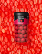 Laden Sie das Bild in den Galerie-Viewer, Lakrids by Bülow Strawberry &amp; Cream Lakritz mit weißer Schokolade, Erdbeere und Sahne.
