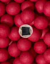 Laden Sie das Bild in den Galerie-Viewer, Lakrids by Bülow Strawberry &amp; Cream Lakritz mit weißer Schokolade, Erdbeere und Sahne.
