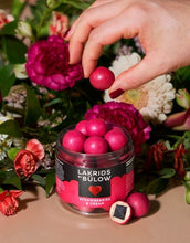Laden Sie das Bild in den Galerie-Viewer, Lakrids by Bülow Strawberry &amp; Cream Lakritz mit weißer Schokolade, Erdbeere und Sahne.

