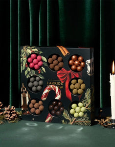 Winter Selection Box von Lakrids by Bülow – 350 g gemischtes Starklakritz mit Schokolade in acht Sorten, glutenfrei und ohne Gelatine, edle Geschenkbox aus Dänemark.