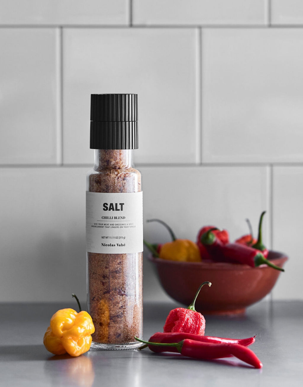 Salz Chili von Nicolas Vahé in einer Gewürzmühle mit Keramikmahlwerk, 315 g Meersalz mit Chiliflocken, Cayennepfeffer und Ingwer in einer küche mit Chilischoten