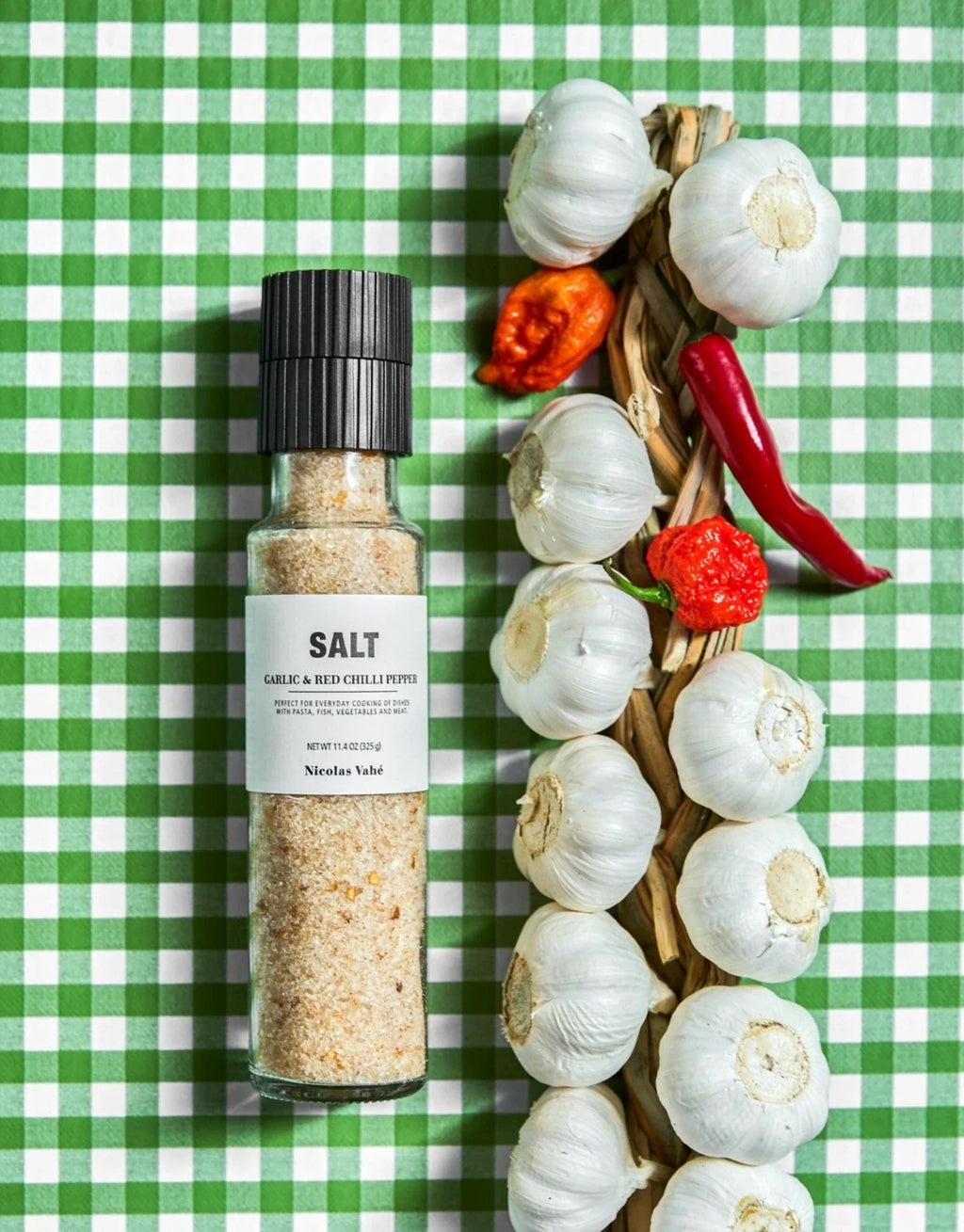 Salz Knoblauch und Roter Chili von Nicolas Vahé in einer Gewürzmühle mit Keramikmahlwerk, 325 g würzige Salzmischung mit Knoblauch und roten Chilischoten neben Knoblauch und Chilischoten