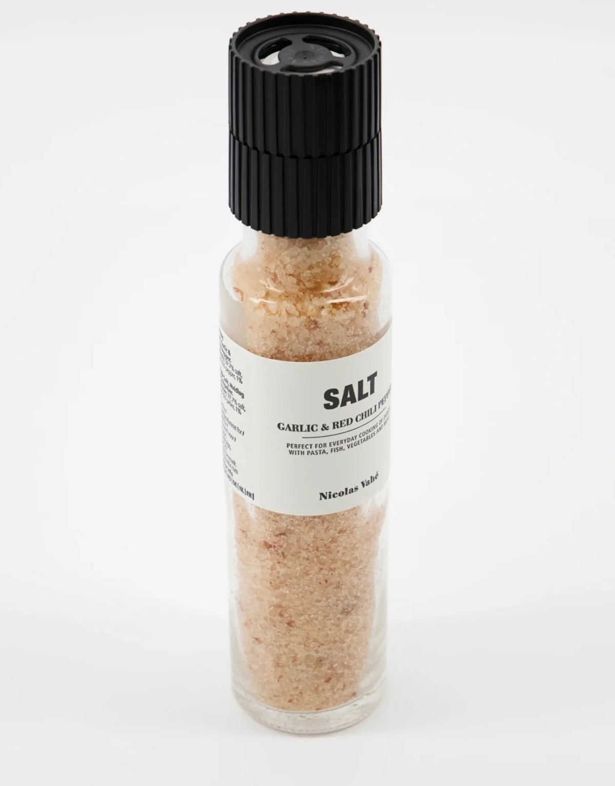 Salz Knoblauch und Roter Chili von Nicolas Vahé in einer Gewürzmühle mit Keramikmahlwerk, 325 g würzige Salzmischung mit Knoblauch und roten Chilischoten als Freisteller von der Seite 