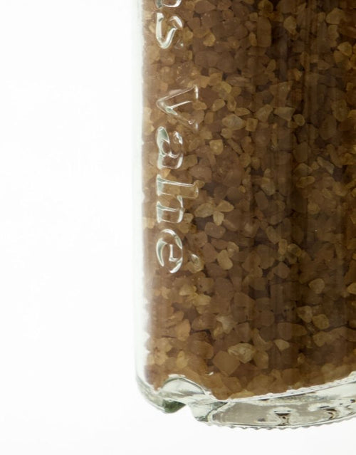  Smoked Salz von Nicolas Vahé mit Keramikmahlwerk und über Buchenholz geräuchertem Meersalz in einer Gewürzmühle.