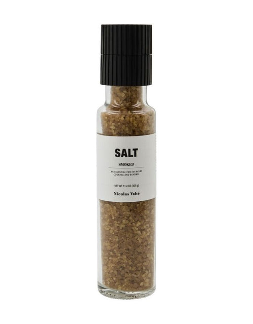  Smoked Salz von Nicolas Vahé mit Keramikmahlwerk und über Buchenholz geräuchertem Meersalz in einer Gewürzmühle.