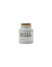 Laden Sie das Bild in den Galerie-Viewer, Senf Vollkorn und Honig von Nicolas Vahé im Tontopf mit Kork Deckel grobkörniger Senf mit Akazienhonig
