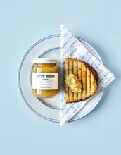Laden Sie das Bild in den Galerie-Viewer, Nicolas Vahé Spicy Onion &amp; Garlic Aufstrich – würzig-pikanter Mix aus Zwiebel, Knoblauch, Pecorino und Chili, 135 g.
