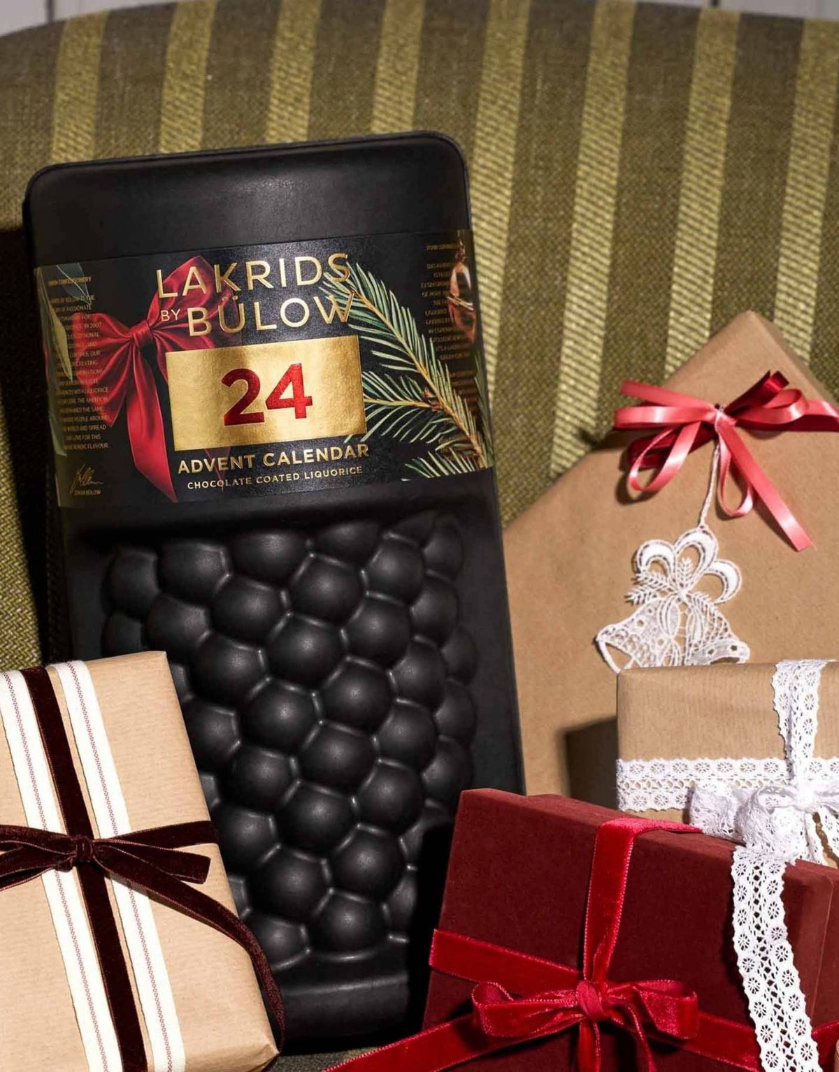 Großer Lakrids by Bülow Adventskalender 2026 mit 24 Türchen und 690 g schokoladenüberzogenem Lakritz in verschiedenen Geschmacksrichtungen.
