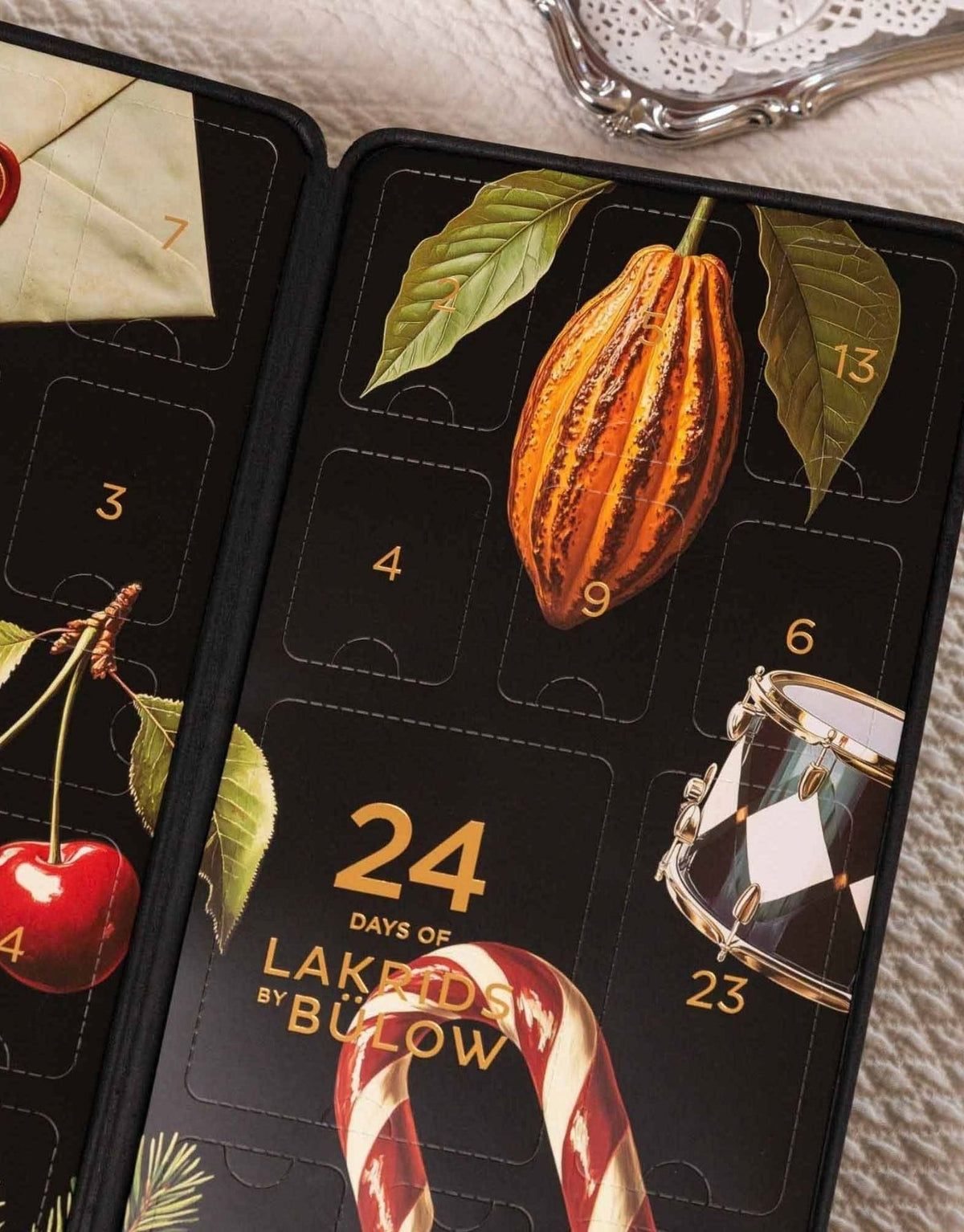 Großer Lakrids by Bülow Adventskalender 2026 mit 24 Türchen und 690 g schokoladenüberzogenem Lakritz in verschiedenen Geschmacksrichtungen.
