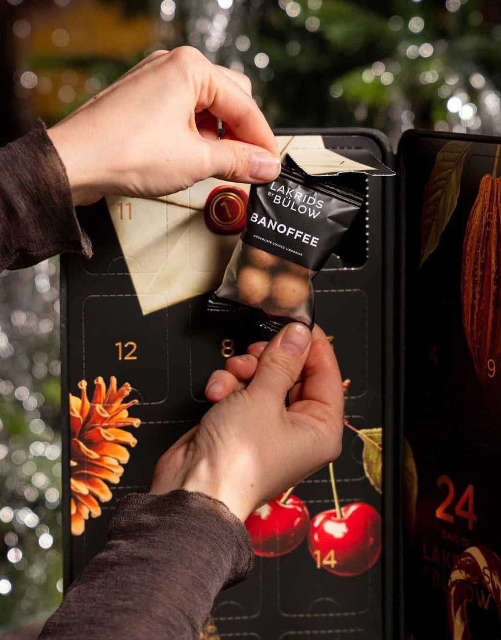 Großer Lakrids by Bülow Adventskalender 2026 mit 24 Türchen und 690 g schokoladenüberzogenem Lakritz in verschiedenen Geschmacksrichtungen.
