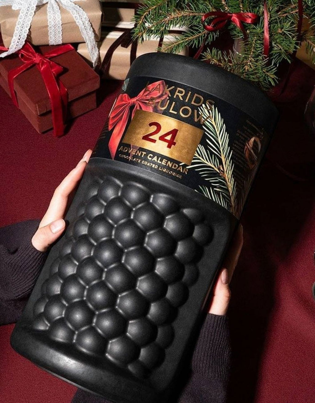 Großer Lakrids by Bülow Adventskalender 2026 mit 24 Türchen und 690 g schokoladenüberzogenem Lakritz in verschiedenen Geschmacksrichtungen.
