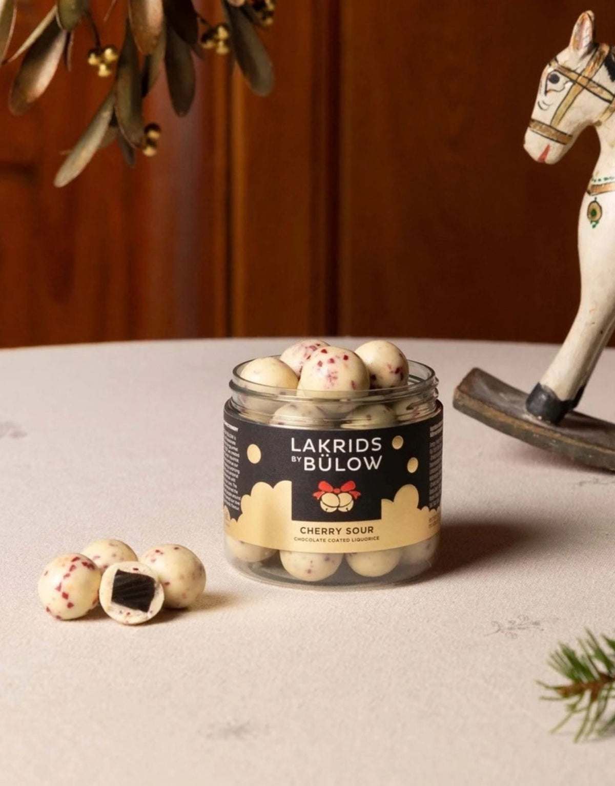 Lakrids by Bülow Cherry Sour Small mit süßem Lakritz, cremiger weißer Schokolade und fruchtig-säuerlicher Kirsche.

