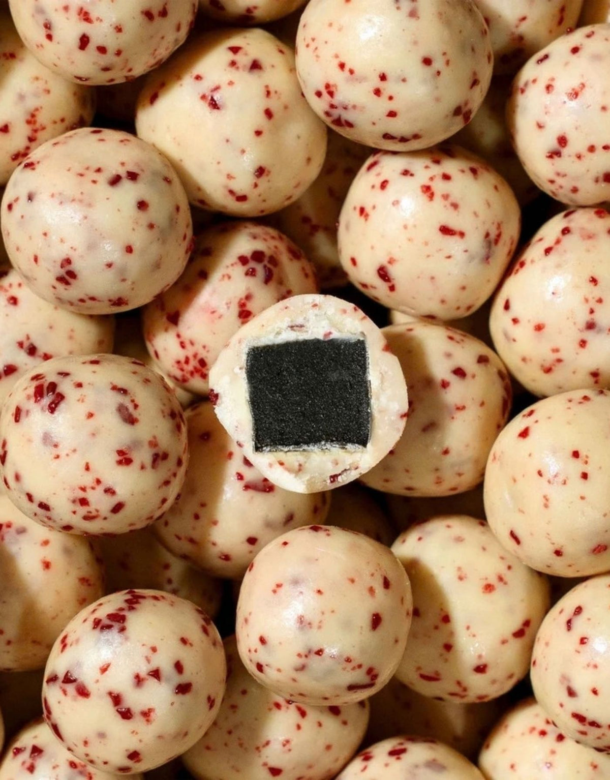Lakrids by Bülow Cherry Sour Small mit süßem Lakritz, cremiger weißer Schokolade und fruchtig-säuerlicher Kirsche.
