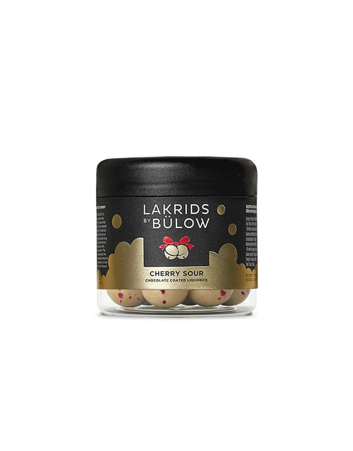 Lakrids by Bülow Cherry Sour Small mit süßem Lakritz, cremiger weißer Schokolade und fruchtig-säuerlicher Kirsche.

