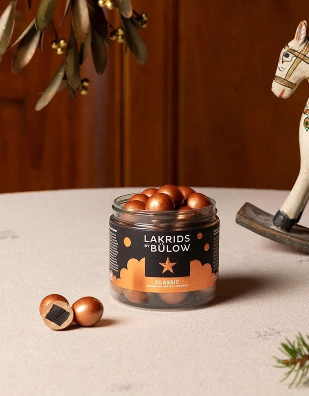 Lakrids by Bülow Classic Caramel Small mit süßem Lakritz, zartschmelzender Dulce-Schokolade und knusprigem Meersalz.