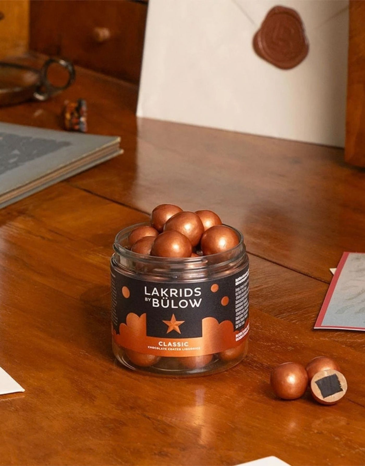 Lakrids by Bülow Classic Caramel Small mit süßem Lakritz, zartschmelzender Dulce-Schokolade und knusprigem Meersalz.