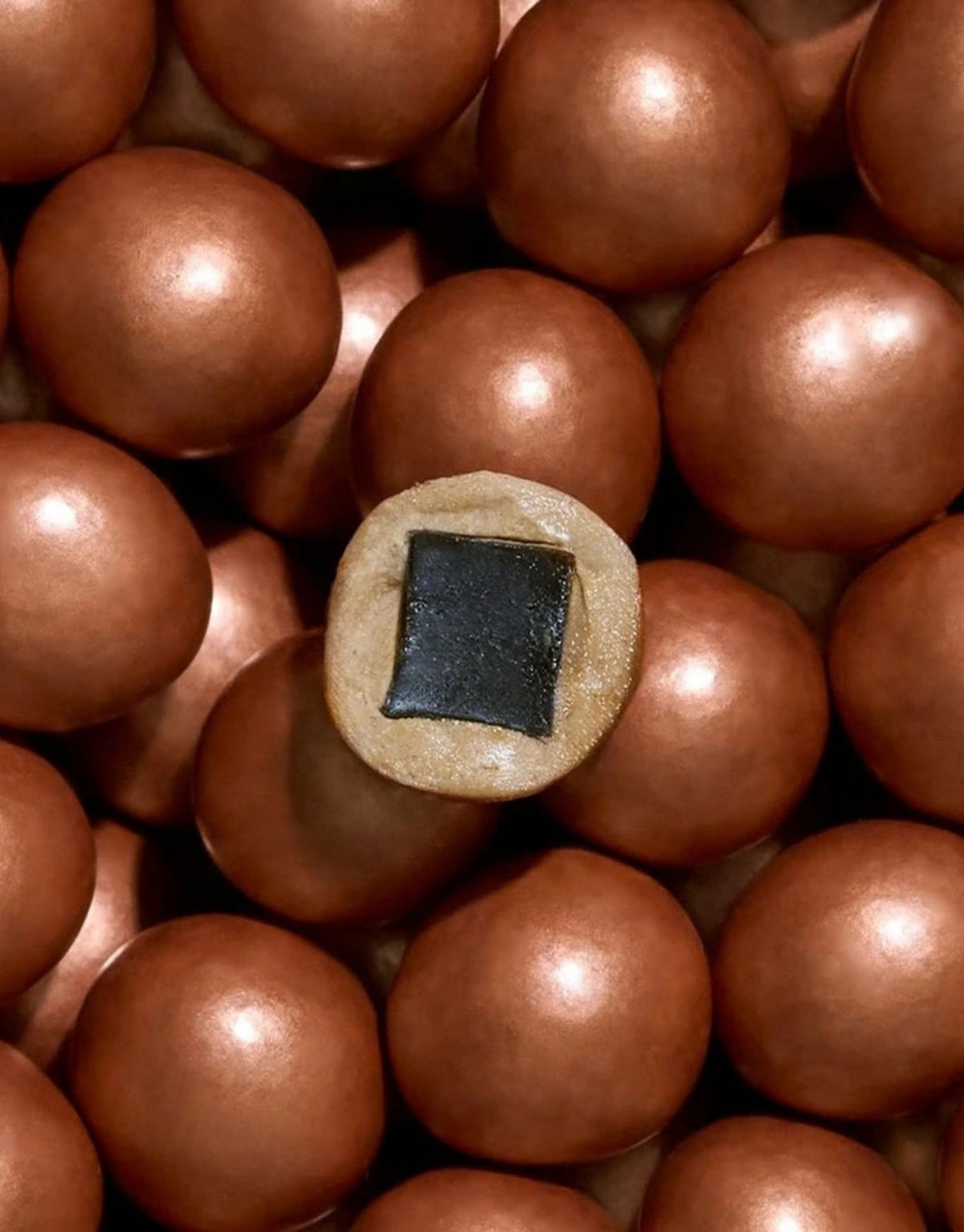Lakrids by Bülow Classic Caramel Small mit süßem Lakritz, zartschmelzender Dulce-Schokolade und knusprigem Meersalz.