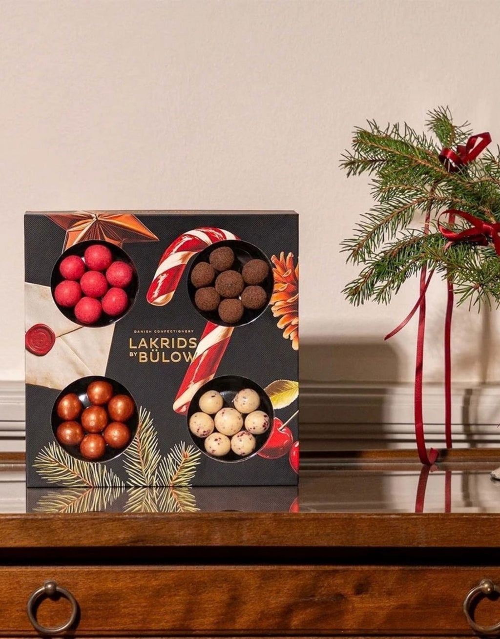 Small Winter Selection Box von Lakrids by Bülow mit vier ausgewählten Lakritzsorten Classic Caramel, Crispy Raspberry, Double Chocolate und Cherry Sour.

