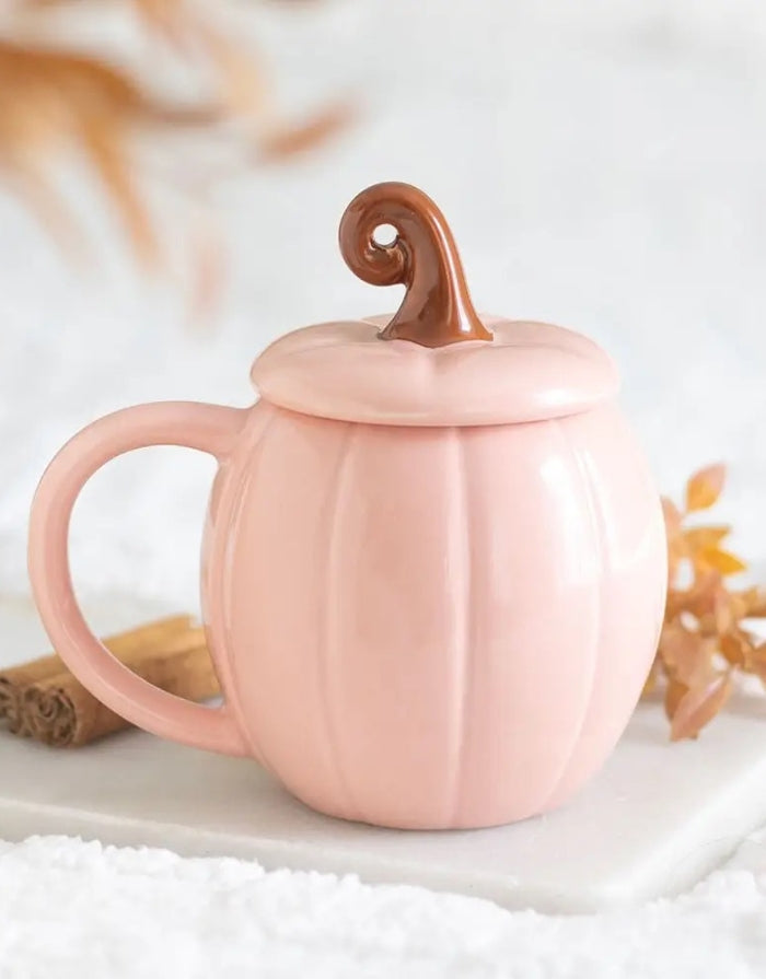 Pinker Kürbisbecher von Something Different mit passendem Deckel und geschwungenem Stiel, 450 ml, für herbstliche Heißgetränke auf einer Marmorplatte 