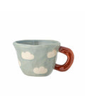 Blaue Tasse Nini von Bloomingville MINI aus Steingut mit handgemaltem Wolkenmotiv und 110 ml Fassungsvermögen.