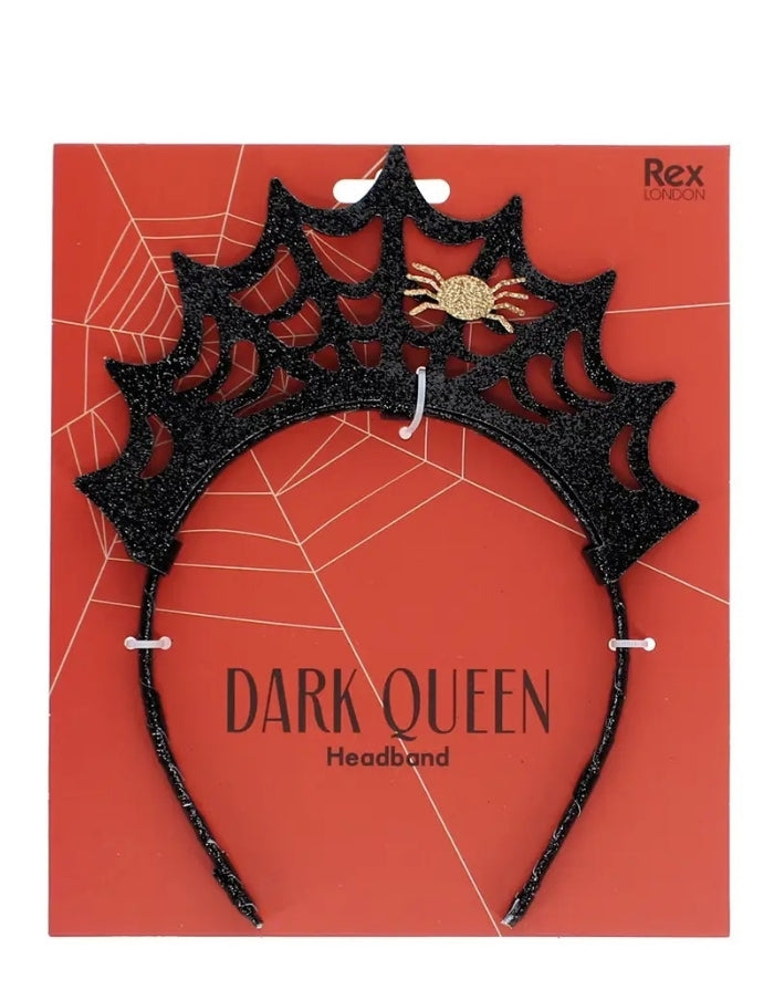 Schwarzer Dark Queen Party-Haarreif von Rex London mit Spinnennetz-Diadem und kleiner goldfarbener Spinne für Halloween in Verpackung