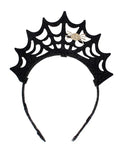 Schwarzer Dark Queen Party-Haarreif von Rex London mit Spinnennetz-Diadem und kleiner goldfarbener Spinne für Halloween als Freisteller 